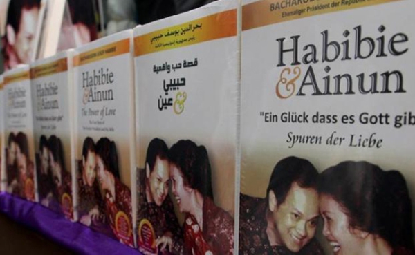 Novel Habibie & Ainun dalam 3 Bahasa